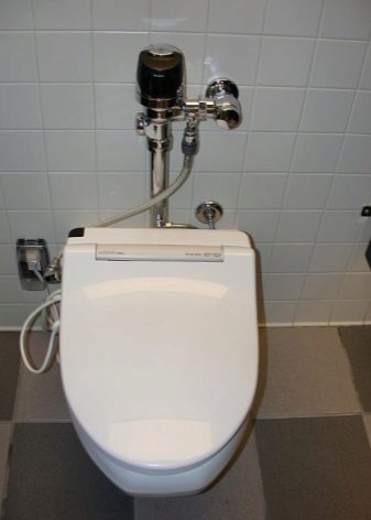 Унітази без бачка (35 фото): як вибрати підлогові моделі без зливного бачка в туалет? Особливості системи змиву безбачковых унітазів