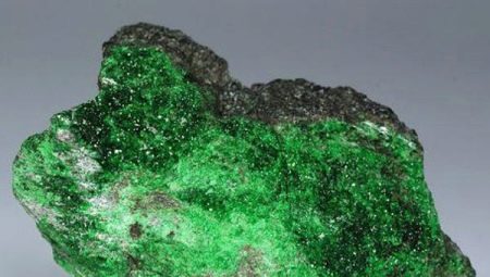 Уваровіт (30 фото): магічні і лікувальні властивості каменю, значення мінералу для людини. Уваровіт на Південному Уралі