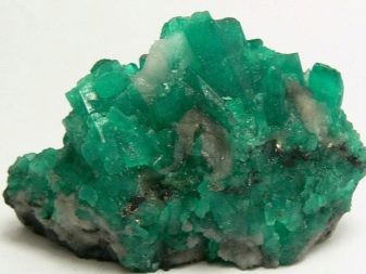 Уваровіт (30 фото): магічні і лікувальні властивості каменю, значення мінералу для людини. Уваровіт на Південному Уралі