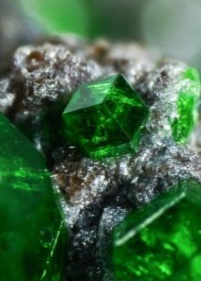 Уваровіт (30 фото): магічні і лікувальні властивості каменю, значення мінералу для людини. Уваровіт на Південному Уралі