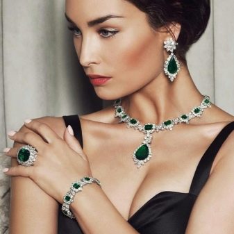 Уваровіт (30 фото): магічні і лікувальні властивості каменю, значення мінералу для людини. Уваровіт на Південному Уралі