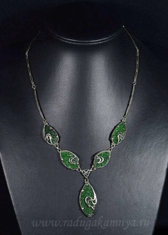 Уваровіт (30 фото): магічні і лікувальні властивості каменю, значення мінералу для людини. Уваровіт на Південному Уралі