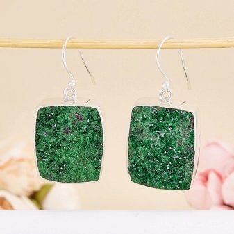 Уваровіт (30 фото): магічні і лікувальні властивості каменю, значення мінералу для людини. Уваровіт на Південному Уралі