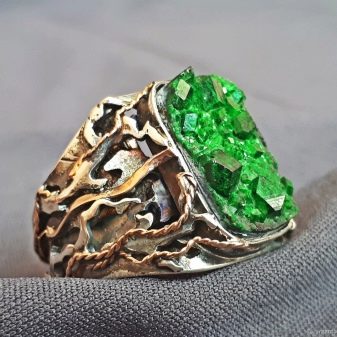 Уваровіт (30 фото): магічні і лікувальні властивості каменю, значення мінералу для людини. Уваровіт на Південному Уралі