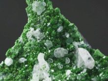 Уваровіт (30 фото): магічні і лікувальні властивості каменю, значення мінералу для людини. Уваровіт на Південному Уралі