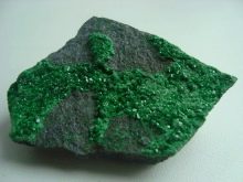 Уваровіт (30 фото): магічні і лікувальні властивості каменю, значення мінералу для людини. Уваровіт на Південному Уралі