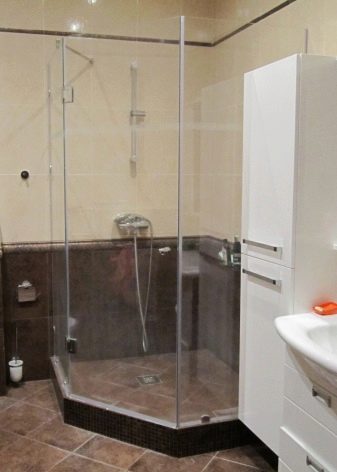 Відкриті душові кабіни: без даху і з низьким піддоном 90х90 см, кутові моделі, розміри 100х100 і 120х80 см, інші моделі для ванної