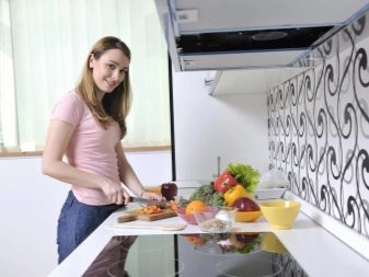 Відстань між верхніми і нижніми шафами на кухні (22 фото): яка має бути відстань між верхом і низом кухонного гарнітура, між столом і навісною шафою?