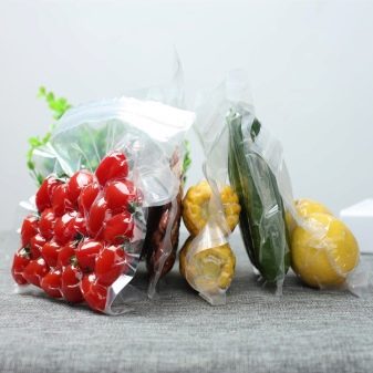 Вакуумні упаковки: як упакувати речі вакуумом в домашніх умовах? Термін зберігання в плівці, рулонних і рифлених пакетах