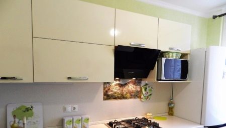 Варіанти розміщення мікрохвильовки на кухні (40 фото): куди її поставити на маленькій кухні? Ідеї по розташуванню мікрохвильовій печі в кухонному гарнітурі