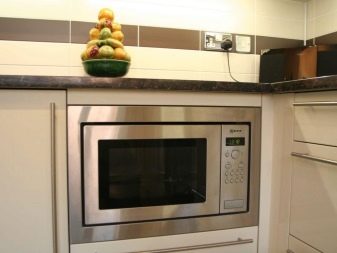 Варіанти розміщення мікрохвильовки на кухні (40 фото): куди її поставити на маленькій кухні? Ідеї по розташуванню мікрохвильовій печі в кухонному гарнітурі
