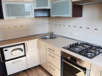 Варіанти розміщення мікрохвильовки на кухні (40 фото): куди її поставити на маленькій кухні? Ідеї по розташуванню мікрохвильовій печі в кухонному гарнітурі