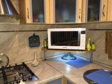 Варіанти розміщення мікрохвильовки на кухні (40 фото): куди її поставити на маленькій кухні? Ідеї по розташуванню мікрохвильовій печі в кухонному гарнітурі