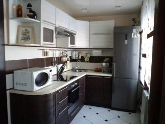 Варіанти розміщення мікрохвильовки на кухні (40 фото): куди її поставити на маленькій кухні? Ідеї по розташуванню мікрохвильовій печі в кухонному гарнітурі
