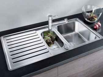 Вбудовувані раковини у стільниці для кухні (30 фото): кухонні мийки 50 см із нержавіючої сталі, вбудовані в стільницю знизу, а також інші моделі