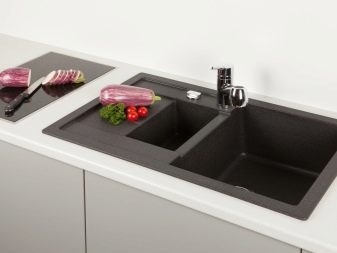 Вбудовувані раковини у стільниці для кухні (30 фото): кухонні мийки 50 см із нержавіючої сталі, вбудовані в стільницю знизу, а також інші моделі