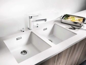 Вбудовувані раковини у стільниці для кухні (30 фото): кухонні мийки 50 см із нержавіючої сталі, вбудовані в стільницю знизу, а також інші моделі