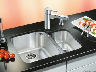 Вбудовувані раковини у стільниці для кухні (30 фото): кухонні мийки 50 см із нержавіючої сталі, вбудовані в стільницю знизу, а також інші моделі