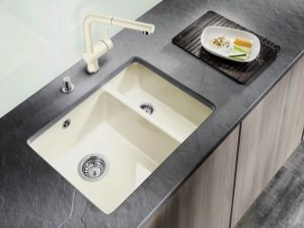 Вбудовувані раковини у стільниці для кухні (30 фото): кухонні мийки 50 см із нержавіючої сталі, вбудовані в стільницю знизу, а також інші моделі