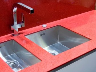 Вбудовувані раковини у стільниці для кухні (30 фото): кухонні мийки 50 см із нержавіючої сталі, вбудовані в стільницю знизу, а також інші моделі