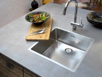 Вбудовувані раковини у стільниці для кухні (30 фото): кухонні мийки 50 см із нержавіючої сталі, вбудовані в стільницю знизу, а також інші моделі