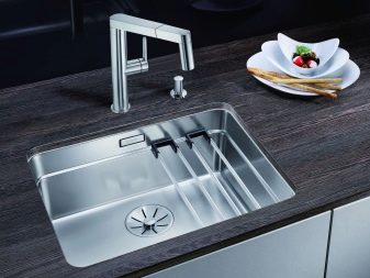Вбудовувані раковини у стільниці для кухні (30 фото): кухонні мийки 50 см із нержавіючої сталі, вбудовані в стільницю знизу, а також інші моделі