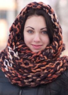 Великий шарф (80 фото): як носити об’ємної в’язки шарф, як замотати на шиї теплі вовняні широкі моделі