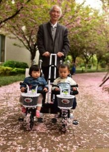 Велосипед для двійні: дитячий двомісний триколісний велосипед з ручкою для двійнят, моделі з двома кріслами для дітей різного віку