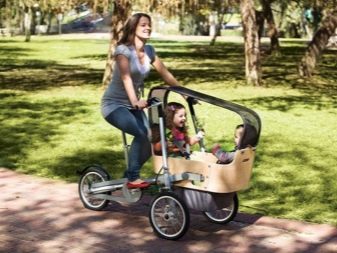 Велосипед для двійні: дитячий двомісний триколісний велосипед з ручкою для двійнят, моделі з двома кріслами для дітей різного віку