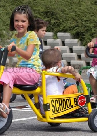 Велосипед для двійні: дитячий двомісний триколісний велосипед з ручкою для двійнят, моделі з двома кріслами для дітей різного віку