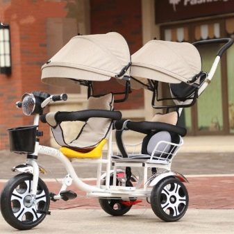 Велосипед для двійні: дитячий двомісний триколісний велосипед з ручкою для двійнят, моделі з двома кріслами для дітей різного віку