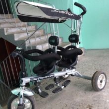 Велосипед для двійні: дитячий двомісний триколісний велосипед з ручкою для двійнят, моделі з двома кріслами для дітей різного віку