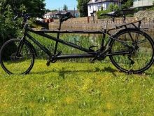 Велосипед-тандем (29 фото): як називається двомісний велосипед з двома сидіннями? Особливості трьох – та чотириколісних велотандемов