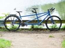 Велосипед-тандем (29 фото): як називається двомісний велосипед з двома сидіннями? Особливості трьох – та чотириколісних велотандемов