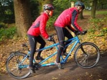 Велосипед-тандем (29 фото): як називається двомісний велосипед з двома сидіннями? Особливості трьох – та чотириколісних велотандемов