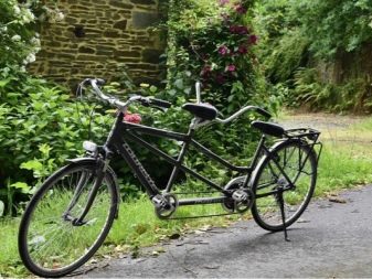 Велосипед-тандем (29 фото): як називається двомісний велосипед з двома сидіннями? Особливості трьох – та чотириколісних велотандемов