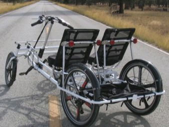 Велосипед-тандем (29 фото): як називається двомісний велосипед з двома сидіннями? Особливості трьох – та чотириколісних велотандемов