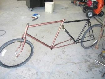 Велосипед-тандем (29 фото): як називається двомісний велосипед з двома сидіннями? Особливості трьох – та чотириколісних велотандемов