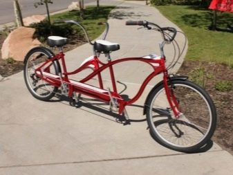Велосипед-тандем (29 фото): як називається двомісний велосипед з двома сидіннями? Особливості трьох – та чотириколісних велотандемов
