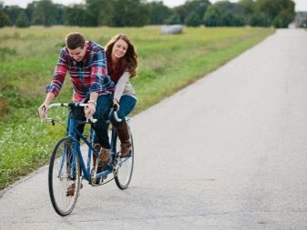 Велосипед-тандем (29 фото): як називається двомісний велосипед з двома сидіннями? Особливості трьох – та чотириколісних велотандемов