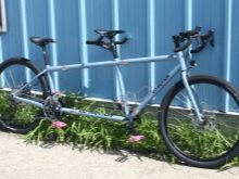 Велосипед-тандем (29 фото): як називається двомісний велосипед з двома сидіннями? Особливості трьох – та чотириколісних велотандемов