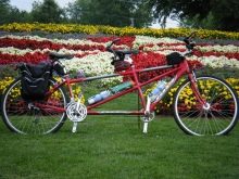 Велосипед-тандем (29 фото): як називається двомісний велосипед з двома сидіннями? Особливості трьох – та чотириколісних велотандемов