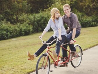 Велосипед-тандем (29 фото): як називається двомісний велосипед з двома сидіннями? Особливості трьох – та чотириколісних велотандемов