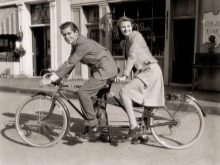 Велосипед-тандем (29 фото): як називається двомісний велосипед з двома сидіннями? Особливості трьох – та чотириколісних велотандемов