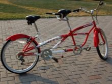 Велосипед-тандем (29 фото): як називається двомісний велосипед з двома сидіннями? Особливості трьох – та чотириколісних велотандемов