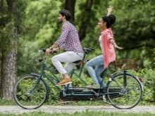 Велосипед-тандем (29 фото): як називається двомісний велосипед з двома сидіннями? Особливості трьох – та чотириколісних велотандемов