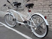 Велосипед-тандем (29 фото): як називається двомісний велосипед з двома сидіннями? Особливості трьох – та чотириколісних велотандемов