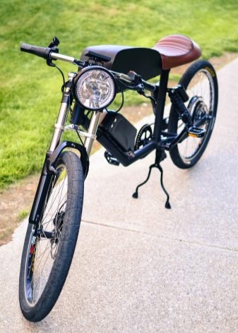 Велосипеди з двигуном (29 фото): триколісні складні та інші моторні дорослі велосипеди, їх характеристики