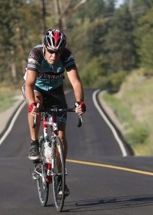 Велосипеди з двигуном (29 фото): триколісні складні та інші моторні дорослі велосипеди, їх характеристики