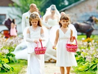 Весільні кошики (39 фото): як прикрасити кошики на весілля для пелюсток троянд, шампанського або цукерок своїми руками?